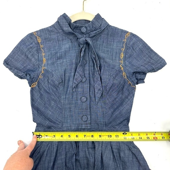 Eshakti Womens Pinup Chambray Dress Size XS Floral Embroidery Tie Neck Button Up - Picture 10 of 12